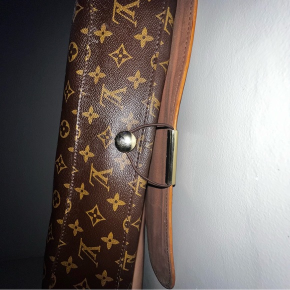 Louis Vuitton
Abbesses Messenger Bag Monogram Canva - Picture 10 of 17